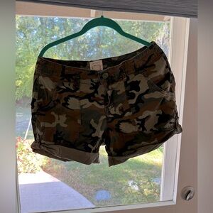 Sanctuary camo shorts size 29
